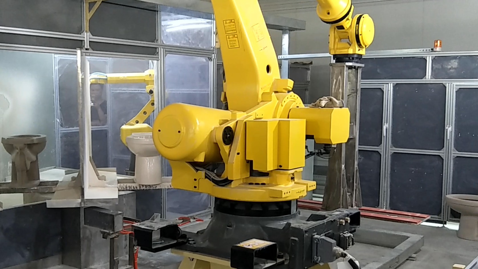 Six-axis robotic glazing cell finishing large ceramic sink bodies on the TAITAO production line